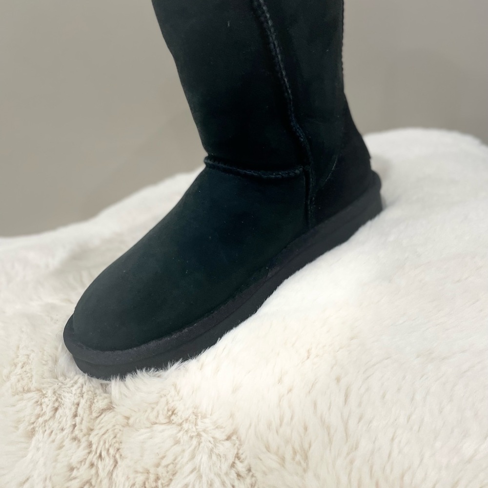 Brand new UGG - Picture 2 of 11
